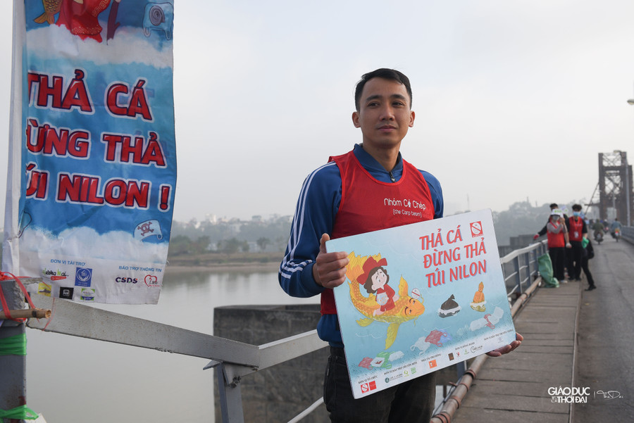 Vẫn như vài năm trở lại đây, cứ đến ngày ông Công ông Táo là nhóm bạn trẻ tình nguyện vì môi trường lại tất bật giúp đỡ người dân thả cá và gom rác tại cầu Long Biên.