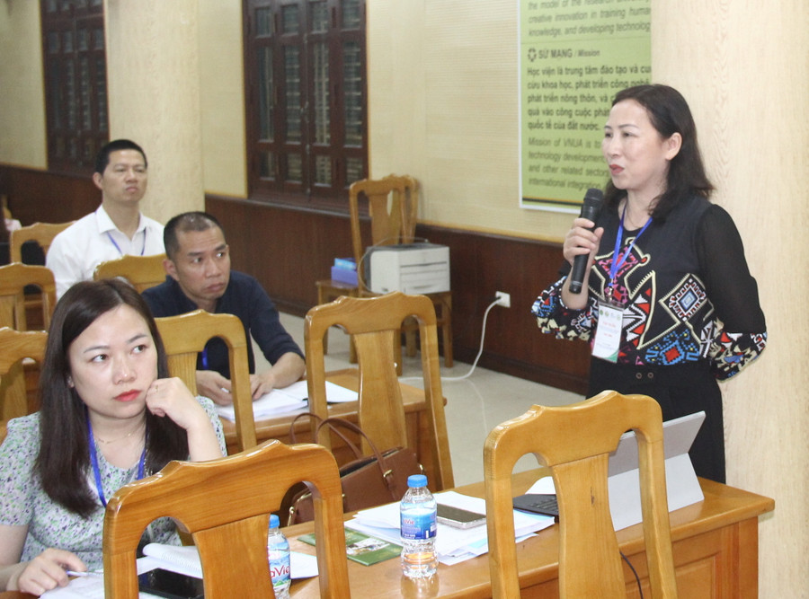 Bà Lý Thị Thịnh – Trưởng Phòng Văn hóa &amp; Thông tin huyện Ba Bể (Bắc Kạn) chia sẻ tại khóa tập huấn.