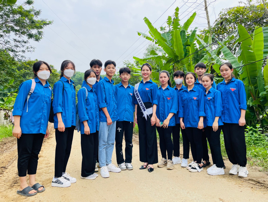 Người đẹp xứ Tuyên tham gia tình nguyện tại quê nhà. Người đẹp xứ Tuyên tham gia tình nguyện tại quê nhà.
