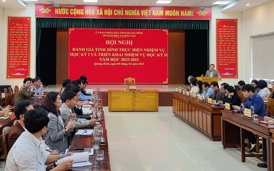 Ông Đặng Ngọc Tuấn – Giám đốc Sở GD&amp;ĐT tỉnh Quảng Bình nhấn mạnh những kết quả đạt được của ngành trong học kỳ qua. (Ảnh: Đặng Tài).