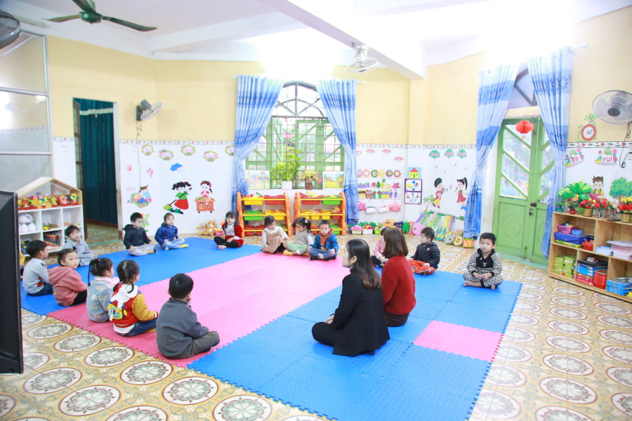 Buổi học tại Trường MN Sơn Ca (huyện Hải Lăng) thu hút sự chú ý của trẻ. Buổi học tại Trường MN Sơn Ca (huyện Hải Lăng) thu hút sự chú ý của trẻ.