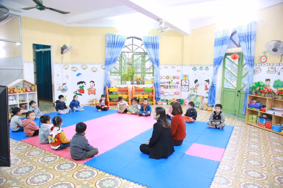 Buổi học tại Trường MN Sơn Ca (huyện Hải Lăng) thu hút sự chú ý của trẻ.