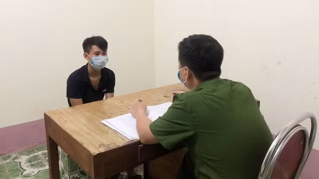 Đối tượng Hoàng Anh Tuấn tại cơ quan chức năng. Ảnh: Trí Tuệ.