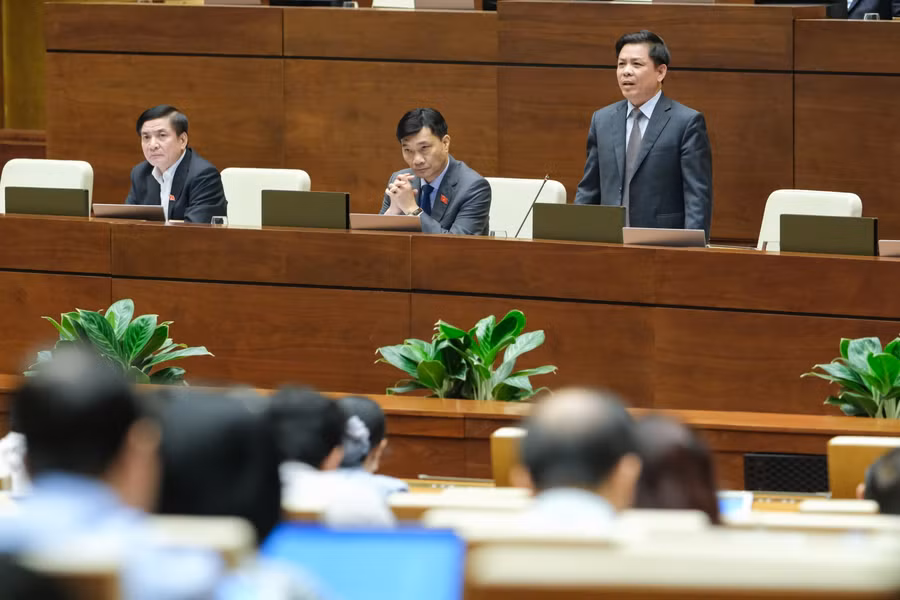 Bộ trưởng Bộ Giao thông vận tải Nguyễn Văn Thể phát biểu tại hội trường