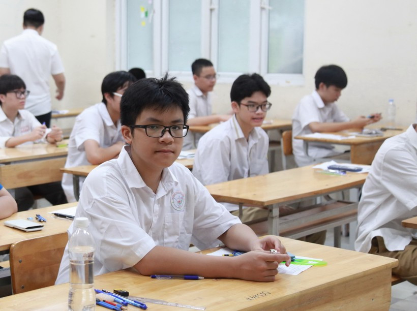 Thí sinh trước giờ làm bài thi, sáng 10/6.