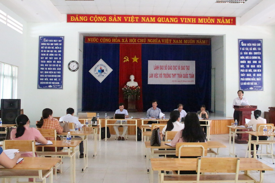 Đoàn công tác làm việc tại trường THPT Trần Quốc Tuấn. Đoàn công tác làm việc tại trường THPT Trần Quốc Tuấn.