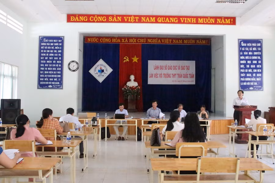 Đoàn công tác làm việc tại trường THPT Trần Quốc Tuấn.