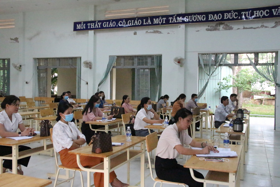 Giáo viên trường THPT Trần Quốc Tuấn tham gia, đóng góp ý kiến tại buổi họp bàn về kế hoạch chiến lược phát triển nhà trường. Giáo viên trường THPT Trần Quốc Tuấn tham gia, đóng góp ý kiến tại buổi họp bàn về kế hoạch chiến lược phát triển nhà trường.