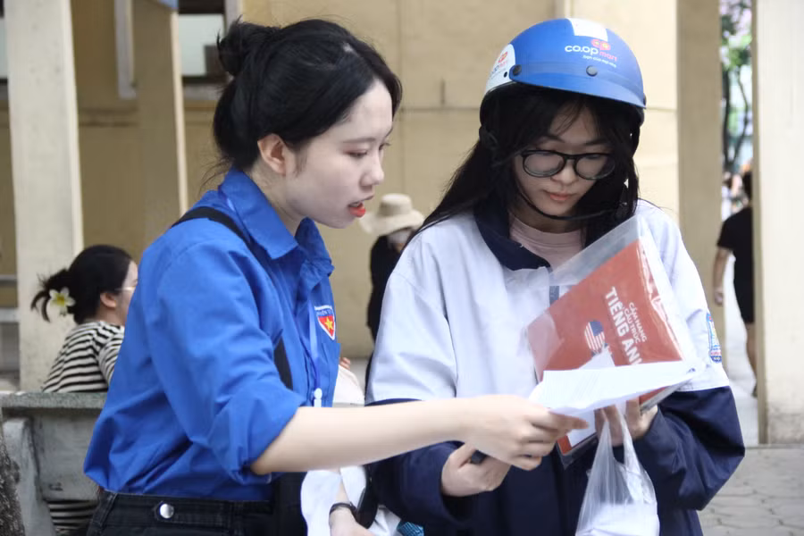 Thí sinh và người nhà luôn được chỉ dẫn, hỗ trợ nhiệt tình.