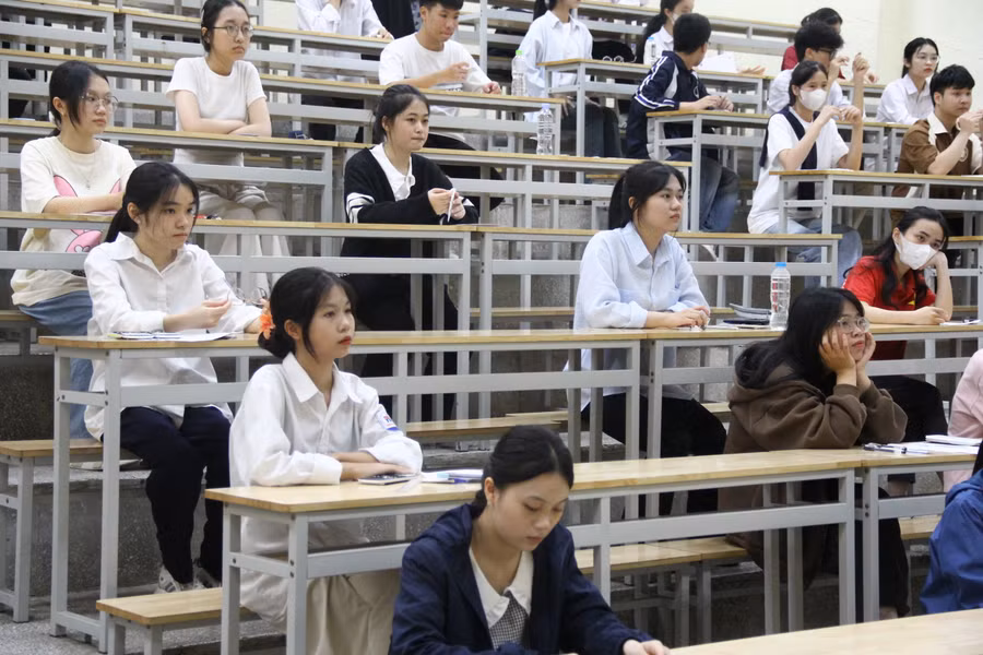 Các thí sinh trong phòng thi.