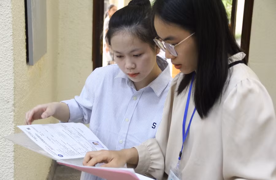 Thí sinh làm thủ tục vào phòng thi sáng 11/5.