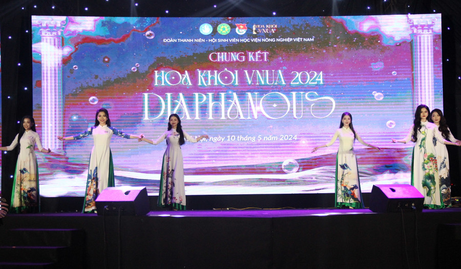 Các thí sinh duyên dáng trong phần thi trình diễn áo dài truyền thống. Các thí sinh duyên dáng trong phần thi trình diễn áo dài truyền thống.