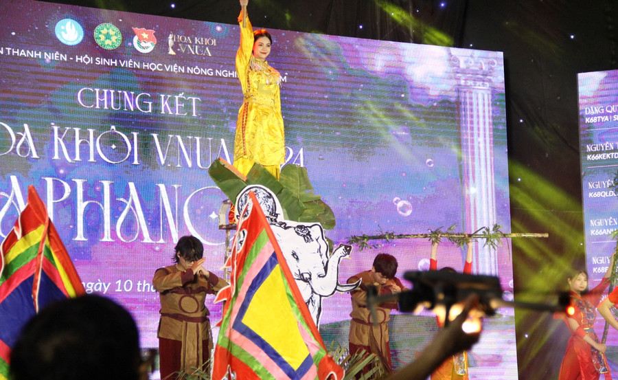 Phần thi năng khiếu của thí sinh nhận được những tràng pháo tay không ngớt của khán giả. Phần thi năng khiếu của thí sinh nhận được những tràng pháo tay không ngớt của khán giả.