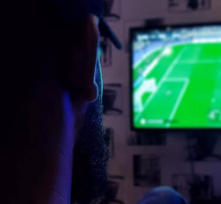 Chàng trai thức trắng nhiều đêm để theo dõi tất cả các trận bóng đá. Ảnh: obayda PH/Unsplash.