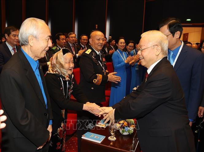 Tổng Bí thư Nguyễn Phú Trọng với các đồng chí nguyên lãnh đạo Đảng, Nhà nước, Mẹ Việt Nam Anh hùng tại lễ khai mạc. Tổng Bí thư Nguyễn Phú Trọng với các đồng chí nguyên lãnh đạo Đảng, Nhà nước, Mẹ Việt Nam Anh hùng tại lễ khai mạc.