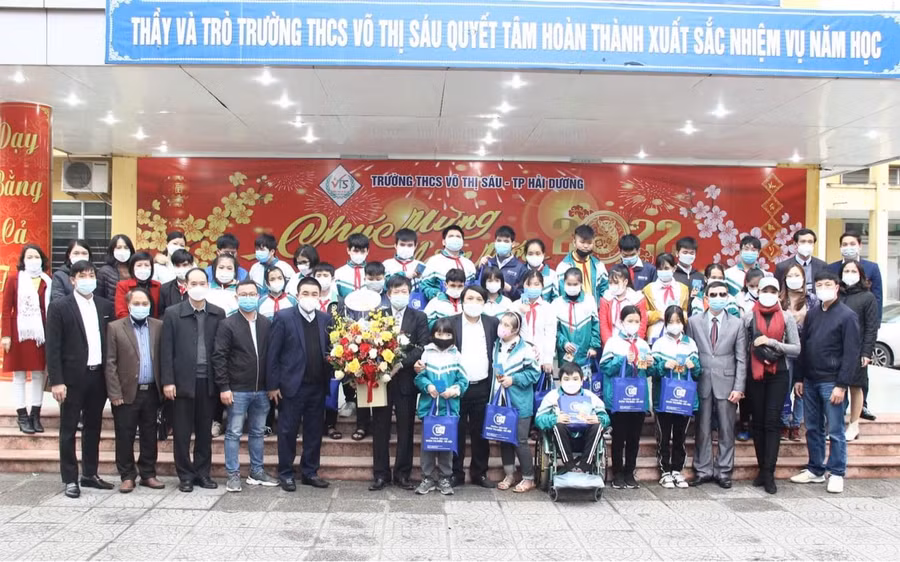 Học sinh Trường THCS Võ Thị Sáu (TP Hải Dương) nhận quà Tết