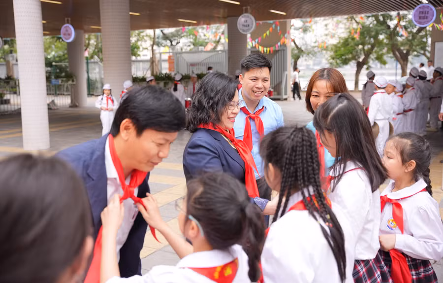 Thứ trưởng Bộ GD&amp;ĐT Ngô Thị Minh nhận được nhiều tình cảm đặc biệt của thầy - trò Trường tiểu học Kim Đồng (Hà Nội).