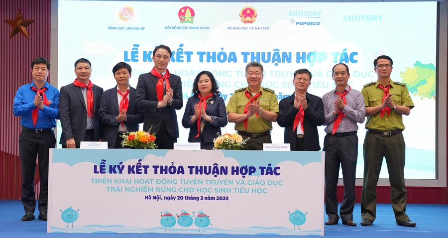 Lễ ký kết thỏa thuận hợp tác trải nghiệm hoạt động tuyên truyền và giáo dục trải nghiệm rừng cho học sinh tiểu học.