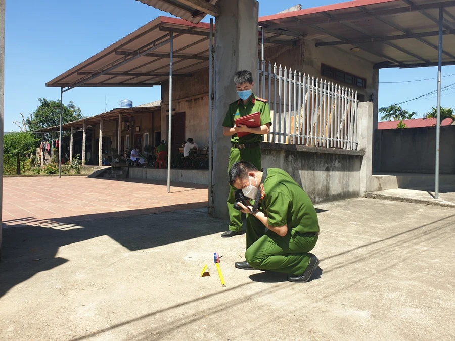 Lực lượng chức năng khám nghiệm hiện trường nơi xảy ra vụ việc. Ảnh: Công an Bắc Giang.