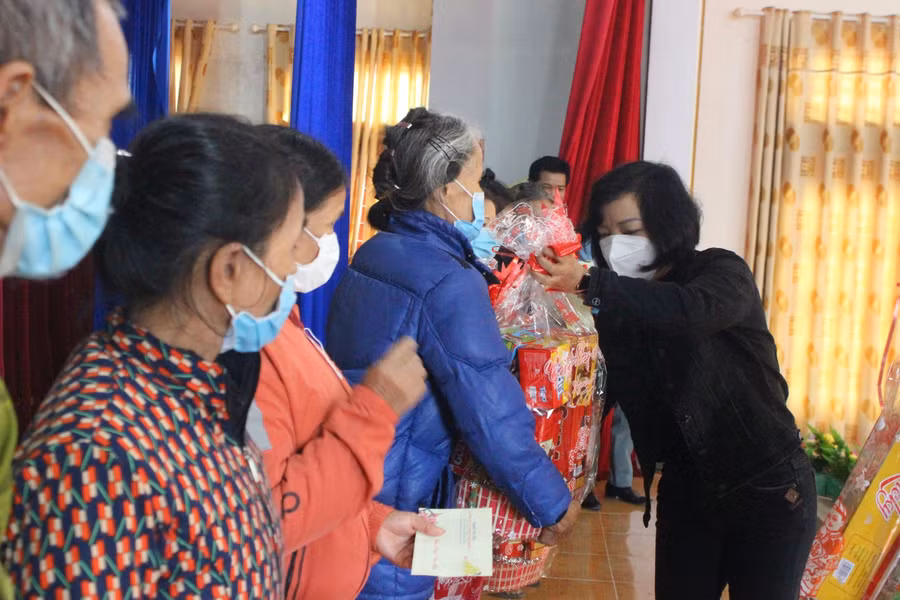 Thông qua báo GD&amp;TĐ các nhà hảo tâm đã quyên góp ...