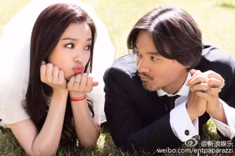 Thu Ky va Phung Duc Luan lan dau nam tay nhau lo dien sau khi ket hon - Anh 2