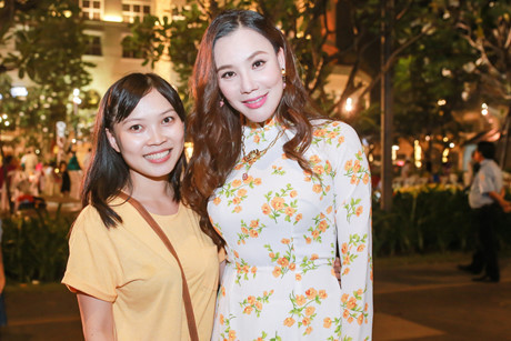 Hồ Quỳnh Hương mặc áo dài được bố chở đi hát - Ảnh 4 Ho Quynh Huong mac ao dai duoc bo cho di hat - Anh 4