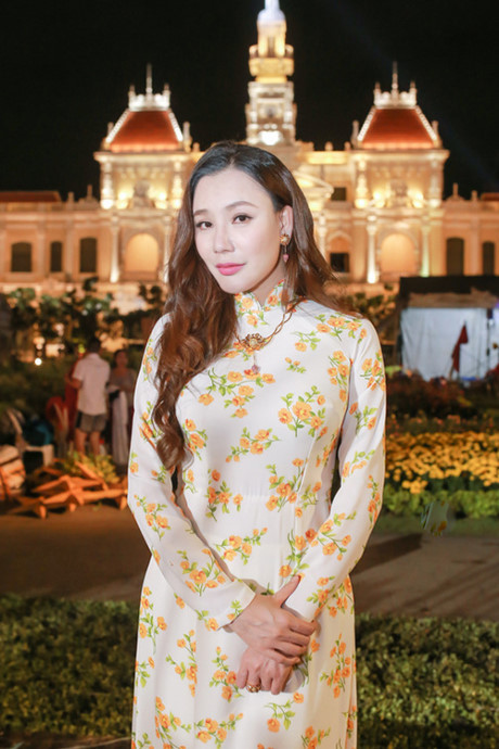 Hồ Quỳnh Hương mặc áo dài được bố chở đi hát - Ảnh 5 Ho Quynh Huong mac ao dai duoc bo cho di hat - Anh 5