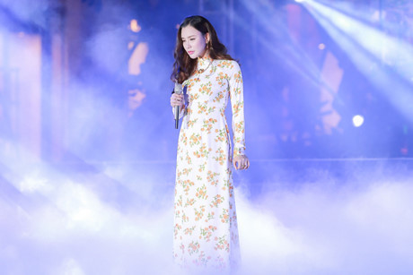 Hồ Quỳnh Hương mặc áo dài được bố chở đi hát - Ảnh 9 Ho Quynh Huong mac ao dai duoc bo cho di hat - Anh 9