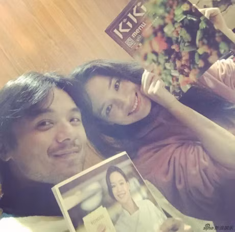 Thu Ky va Phung Duc Luan lan dau nam tay nhau lo dien sau khi ket hon - Anh 5