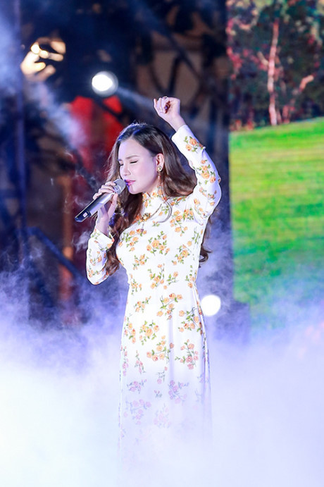 Hồ Quỳnh Hương mặc áo dài được bố chở đi hát - Ảnh 8 Ho Quynh Huong mac ao dai duoc bo cho di hat - Anh 8