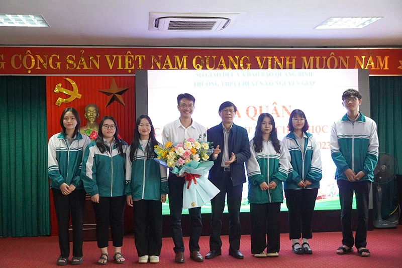 Lãnh đạo Sở GD&ĐT động viên học sinh tham dự kỳ thi. 