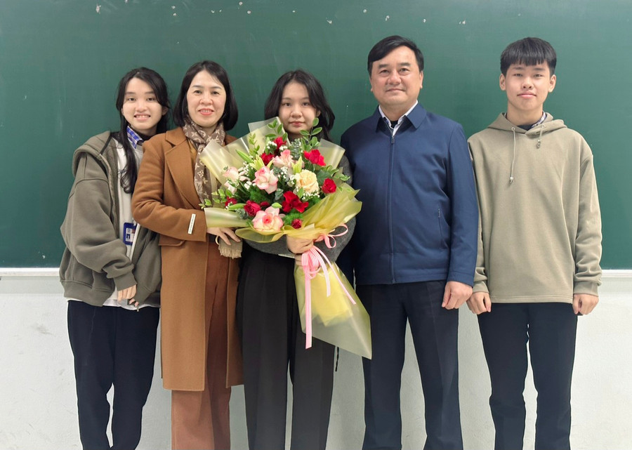 Lãnh đạo Trường THPT Lương Thế Vinh tặng hoa chúc mừng em Nguyễn Mai Anh, học sinh lớp 12A1 xuất sắc đoạt giải Nhì môn tiếng Anh tại Kỳ thi chọn học sinh giỏi quốc gia năm học 2023-2024. Lãnh đạo Trường THPT Lương Thế Vinh tặng hoa chúc mừng em Nguyễn Mai Anh, học sinh lớp 12A1 xuất sắc đoạt giải Nhì môn tiếng Anh tại Kỳ thi chọn học sinh giỏi quốc gia năm học 2023-2024.