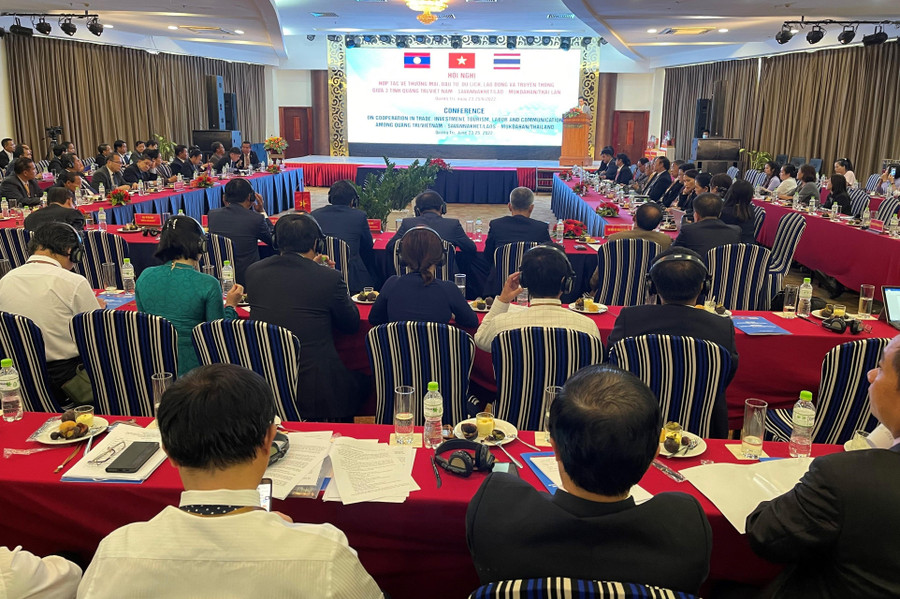 Hội nghị giữa 3 tỉnh Quảng Trị - Savannakhet - Mukdahan nhằm thúc đẩy hợp tác giữa các tỉnh trên tuyến hành lang kinh tế Đông - Tây. Hội nghị giữa 3 tỉnh Quảng Trị - Savannakhet - Mukdahan nhằm thúc đẩy hợp tác giữa các tỉnh trên tuyến hành lang kinh tế Đông - Tây.