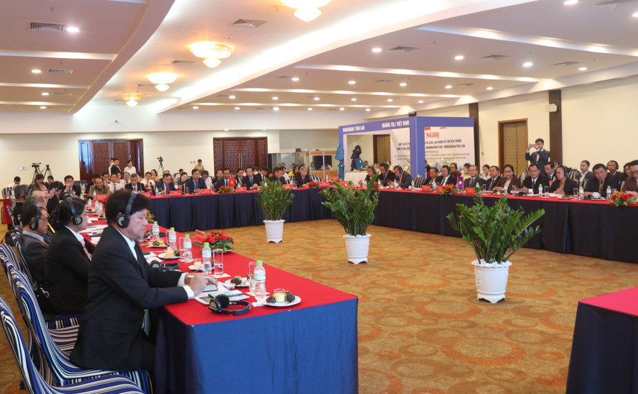 Các đại biểu thảo luận các nội dung thực hiện Biên bản ký kết hợp tác giữa 3 tỉnh Quảng Trị - Savannakhet – Mukdahan. Các đại biểu thảo luận các nội dung thực hiện Biên bản ký kết hợp tác giữa 3 tỉnh Quảng Trị - Savannakhet – Mukdahan.