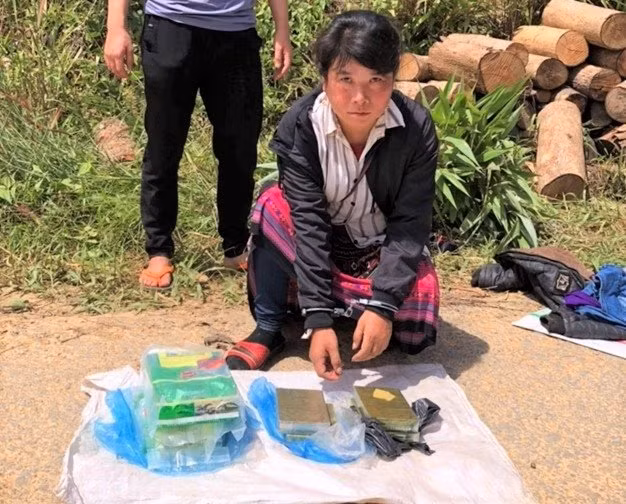 Một đối tượng trong đường dây ma túy cùng tang vật.