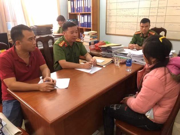 Cơ quan CSĐT lấy lời khai của các đối tượng (ảnh: CACC).