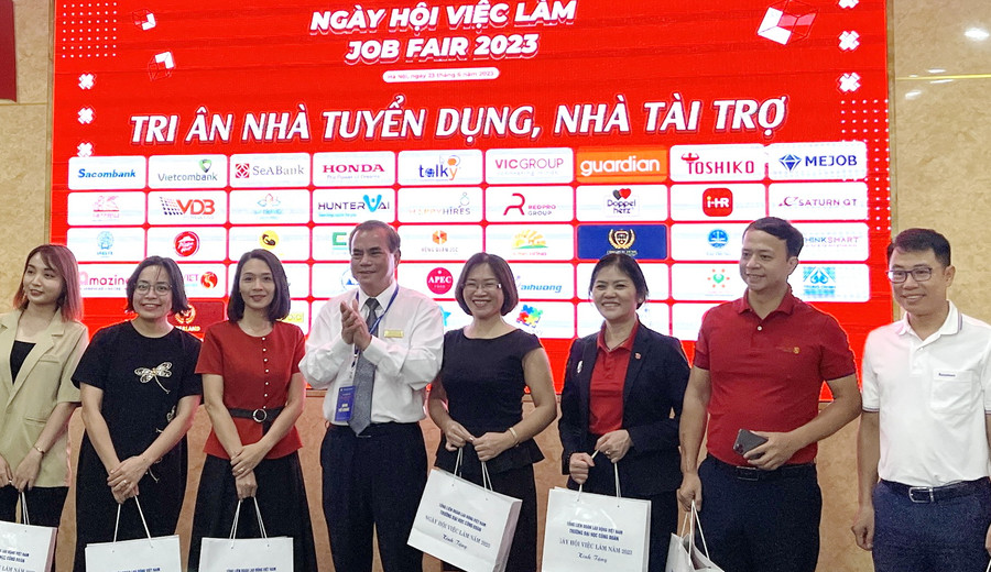 TS Nguyễn Đức Tĩnh - Phó Hiệu trưởng Trường ĐH Công đoàn (thứ tư từ trái sang) cùng một số nhà tuyển dụng tại Ngày hội việc làm năm 2023. Ảnh: Kiều Vũ.