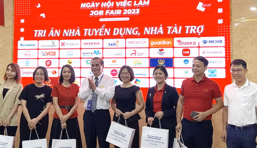 TS Nguyễn Đức Tĩnh - Phó Hiệu trưởng Trường ĐH Công đoàn (thứ tư từ trái sang) cùng một số nhà tuyển dụng tại Ngày hội việc làm năm 2023. Ảnh: Kiều Vũ.