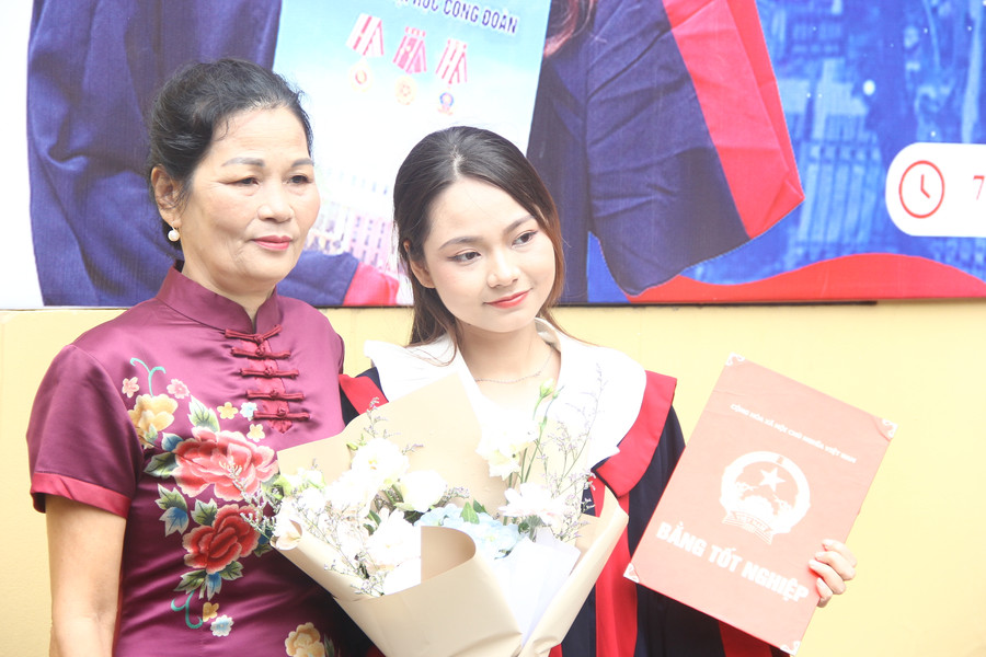 Nhiều phụ huynh đến chung vui với các con trong ngày nhận bằng tốt nghiệp.