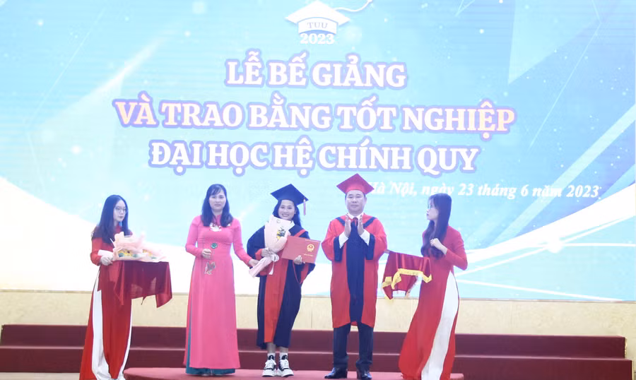 PGS.TS Lê Mạnh Hùng – Hiệu trưởng Trường ĐH Công đoàn trao bằng tốt nghiệp cho sinh viên.