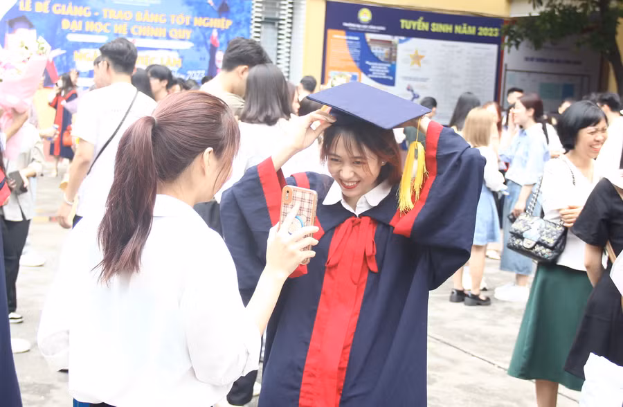 Tân cử nhân chỉn chu trang phục