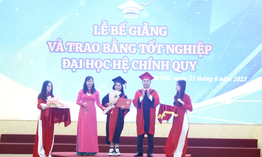 PGS.TS Lê Mạnh Hùng – Hiệu trưởng Trường ĐH Công đoàn trao bằng tốt nghiệp cho sinh viên.