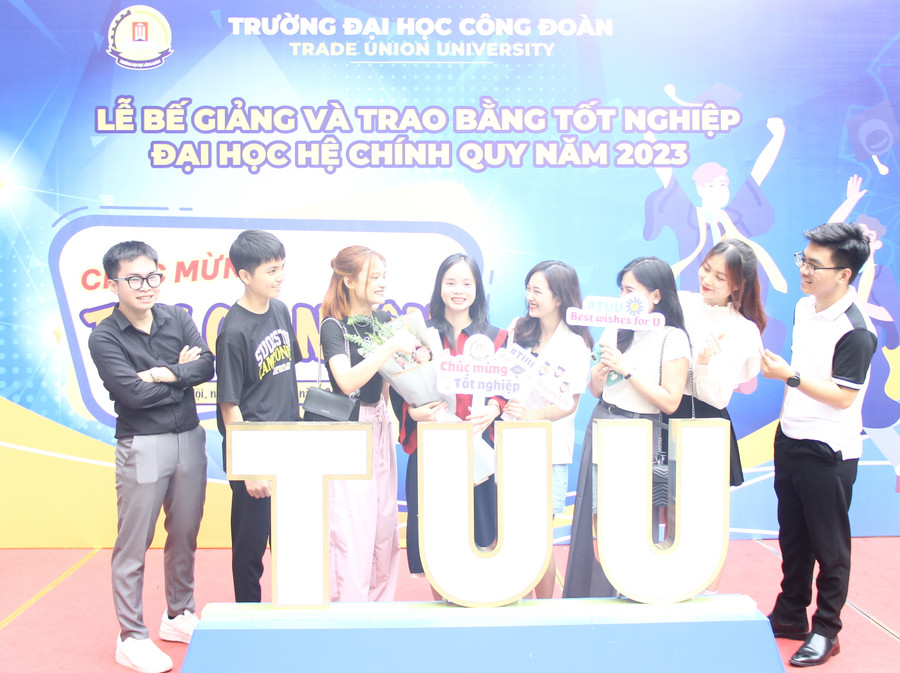 Niềm vui như được nhân lên gấp bội khi có người thân, bạn bè đồng hành, sát cánh.