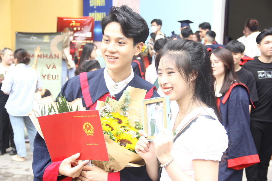 Tân cử nhân chia niềm vui với người thân.