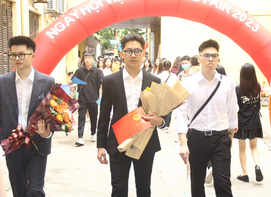 Rất đông sinh viên, tân cử nhân đến tham dự Ngày hội việc làm do Trường ĐH Công đoàn tổ chức ngày 23/6.