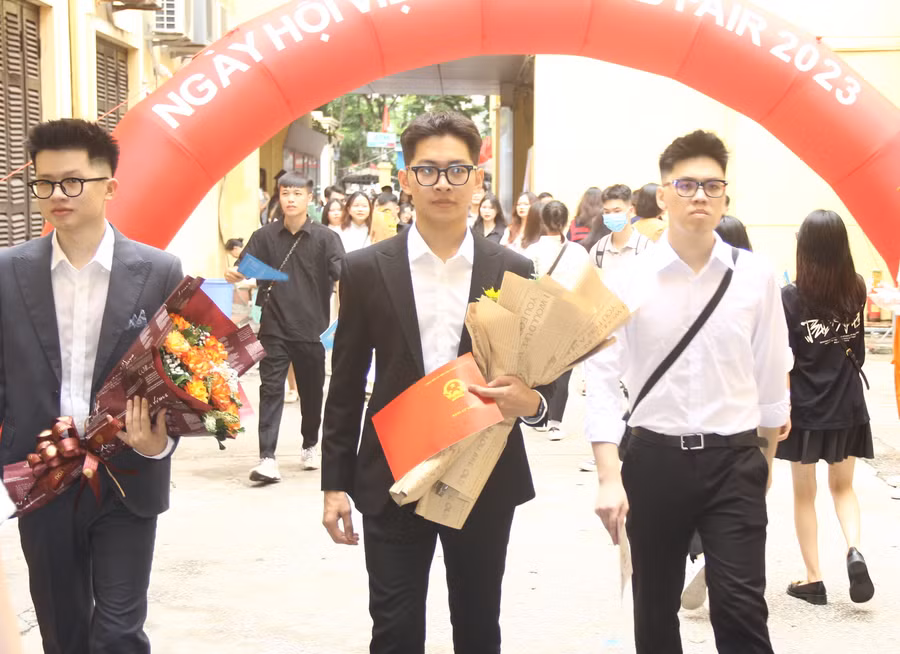 Rất đông sinh viên, tân cử nhân đến tham dự Ngày hội việc làm do Trường ĐH Công đoàn tổ chức ngày 23/6.