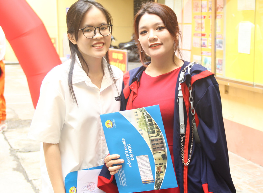 Nguyễn Thị Hoài Linh (bên trái) hào hứng khi tham gia Ngày hội việc làm.