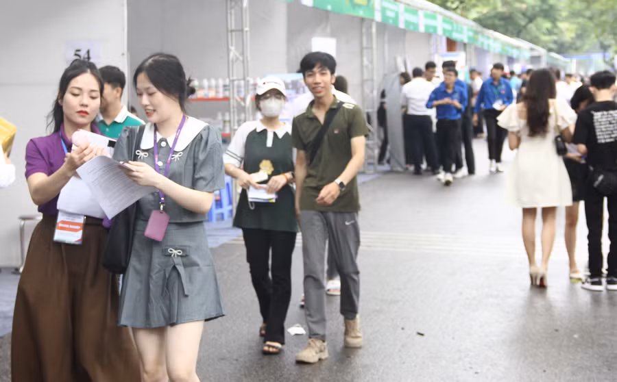 Ngày hội việc làm năm 2023 của Học viện Nông nghiệp Việt Nam thu hút đông đảo sinh viên tham gia. Ngày hội việc làm năm 2023 của Học viện Nông nghiệp Việt Nam thu hút đông đảo sinh viên tham gia.