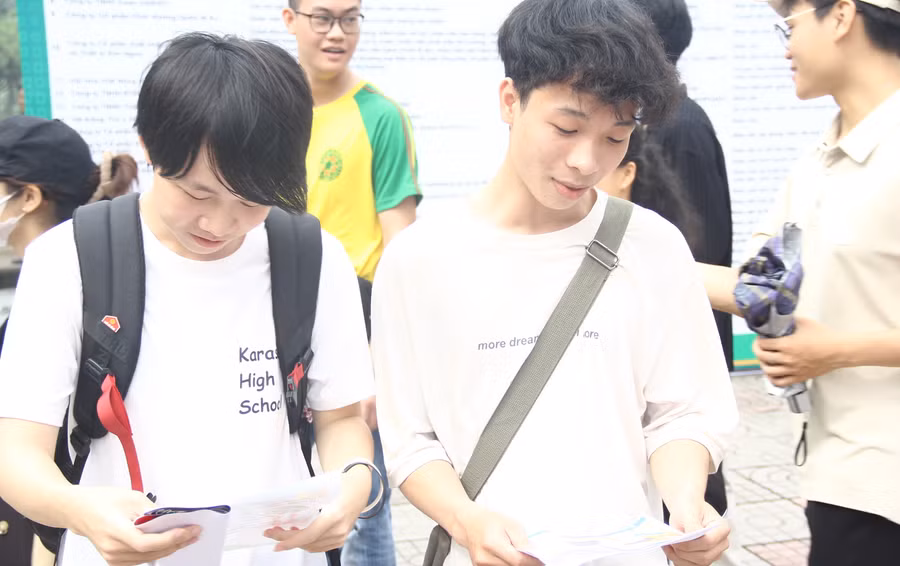 Nguyễn Ngọc Ninh (bên phải) và Cầm Thanh Lâm tìm hiểu về vị trí việc làm của một số đơn vị doanh nghiệp. Nguyễn Ngọc Ninh (bên phải) và Cầm Thanh Lâm tìm hiểu về vị trí việc làm của một số đơn vị doanh nghiệp.