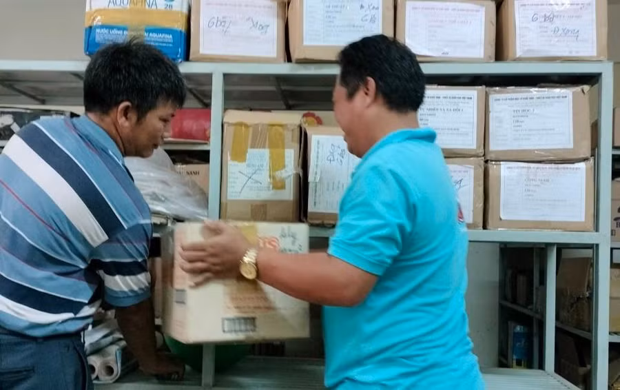 Tài liệu, giấy tờ cũng được các trường học tại Kon Tum di chuyển lên cao, tránh nước dâng gây ngập, hư hỏng.